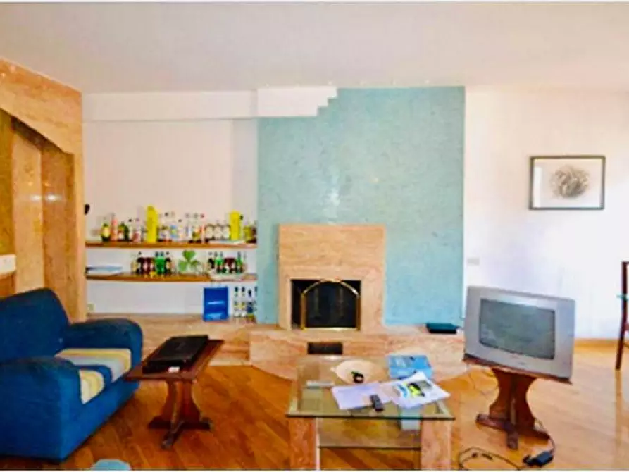 Immagine 2 di Appartamento in vendita  a Siena