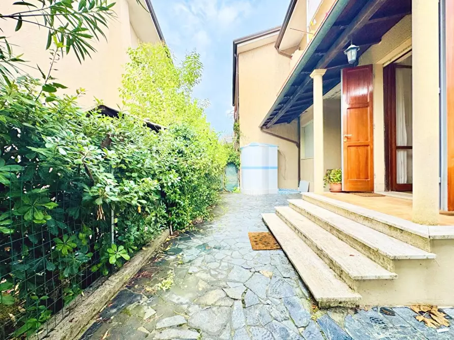 Immagine 53 di Villetta a schiera in vendita  a Pietrasanta