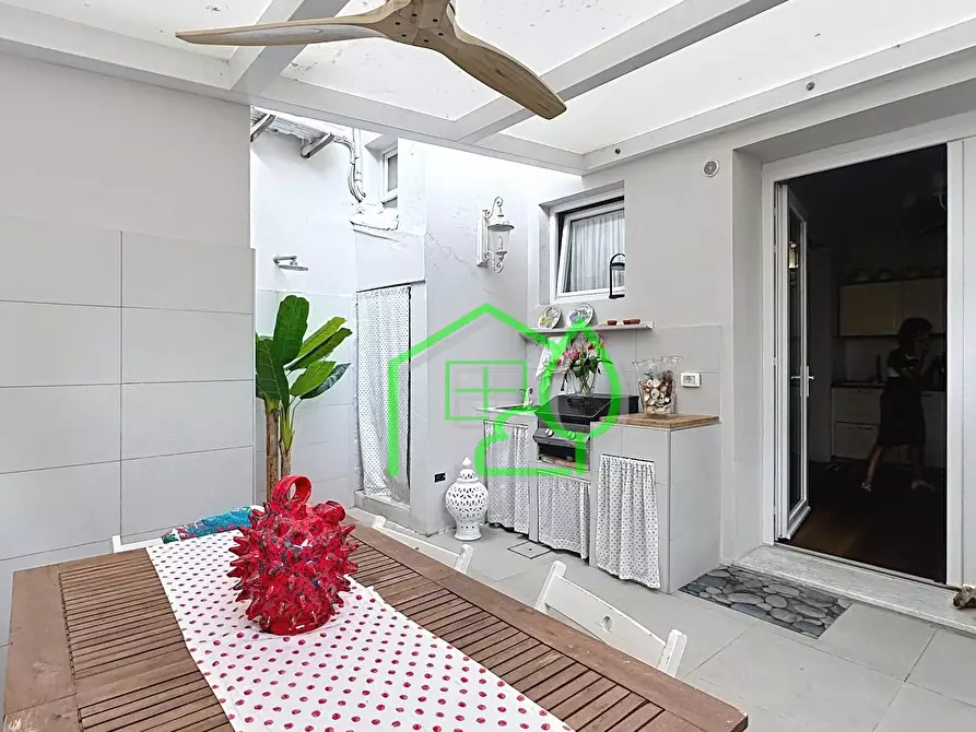 Immagine 4 di Villa in vendita  a Viareggio