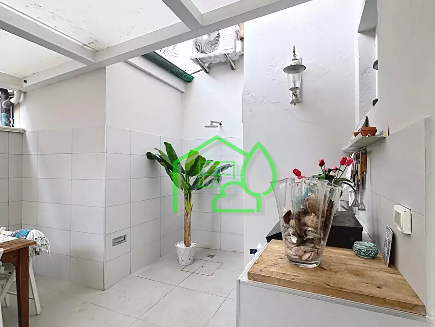 Immagine 2 di Villa in vendita  a Viareggio