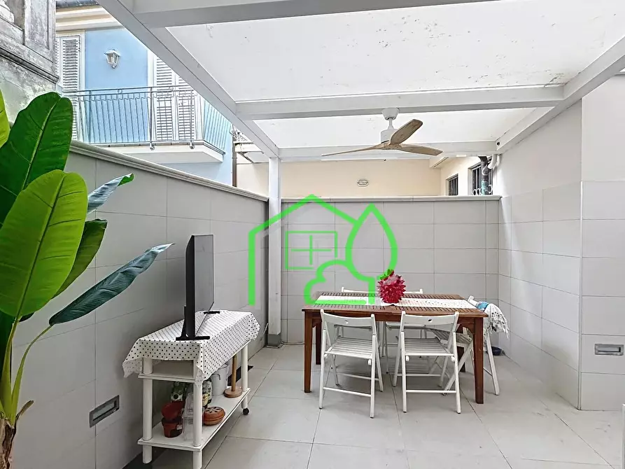 Immagine 3 di Villa in vendita  a Viareggio