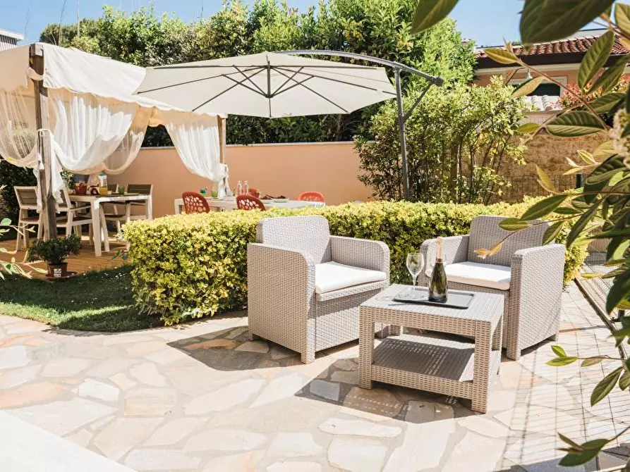 Immagine 7 di Villa in vendita  a Camaiore