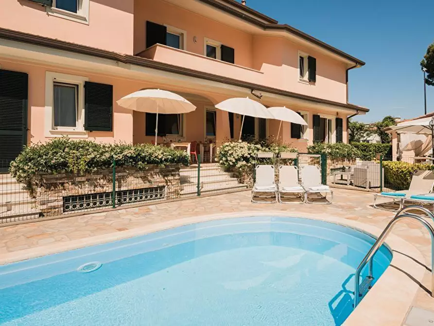 Immagine 5 di Villa in vendita  a Camaiore