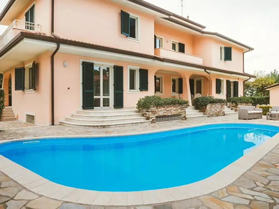 Immagine 1 di Villa in vendita  a Camaiore