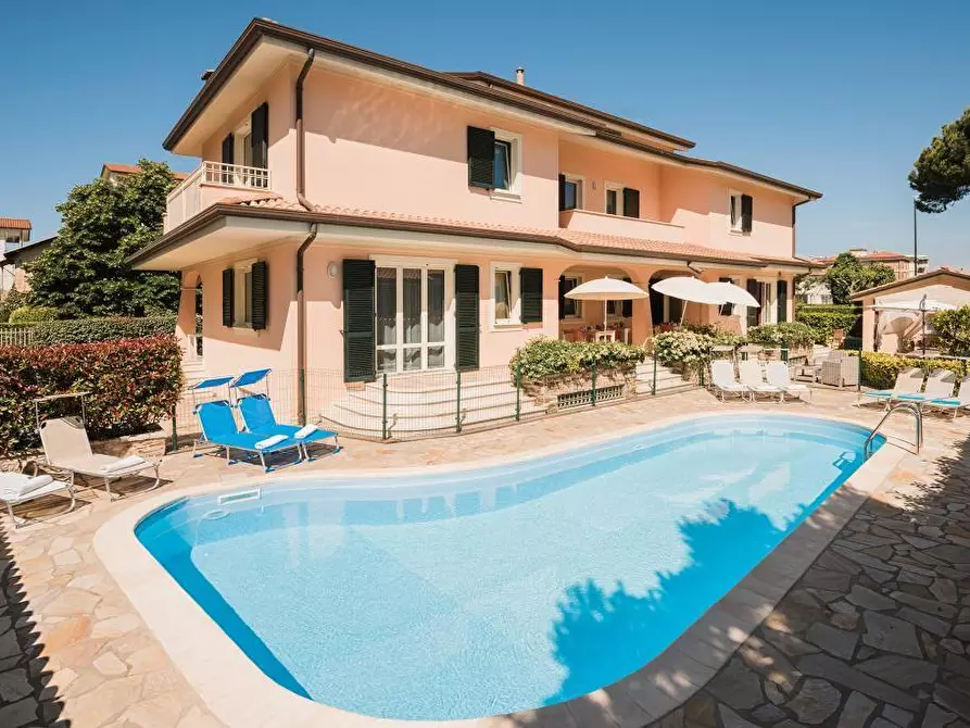 Immagine 4 di Villa in vendita  a Camaiore