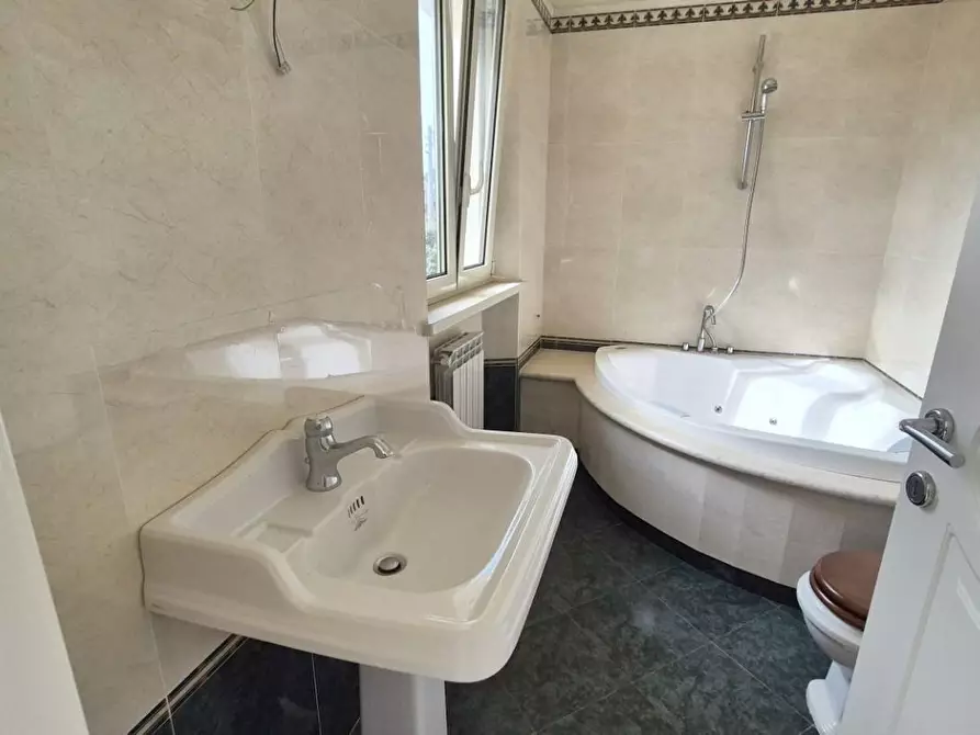 Immagine 56 di Villa in vendita  a Camaiore