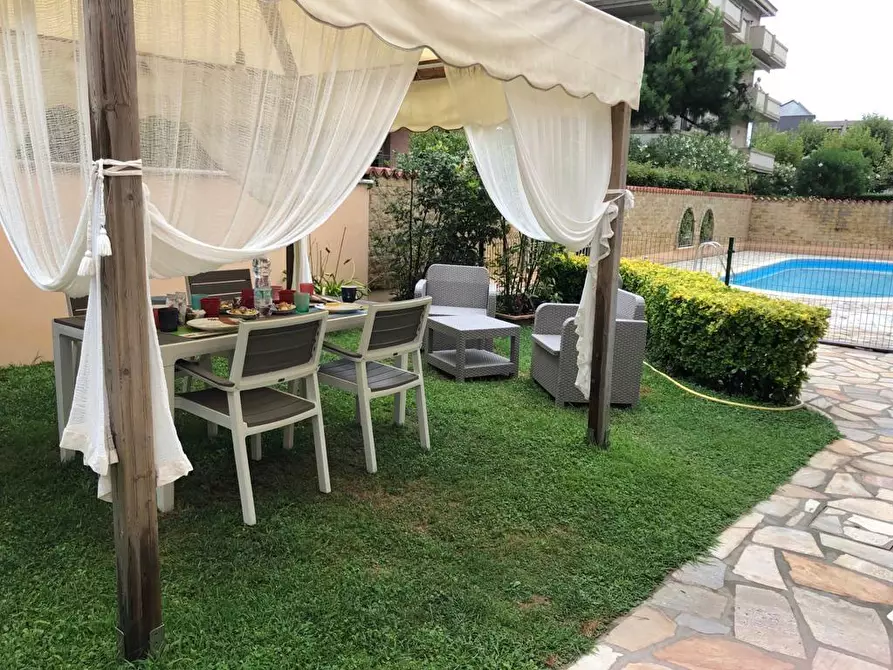 Immagine 10 di Villa in vendita  a Camaiore