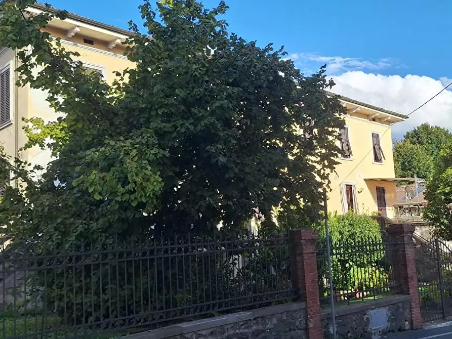 Immagine 2 di Villa in vendita  a Barga