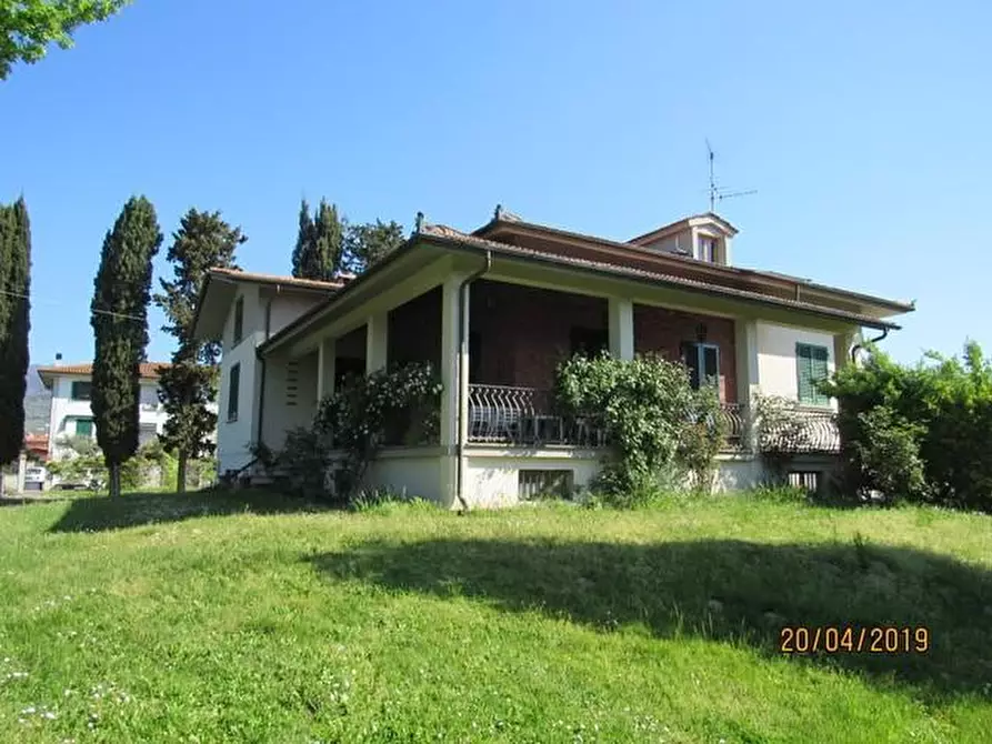Immagine 1 di Villa in vendita  a Massa E Cozzile