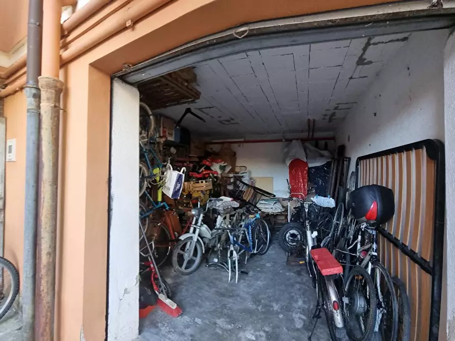 Immagine 3 di Garage in vendita  a Livorno