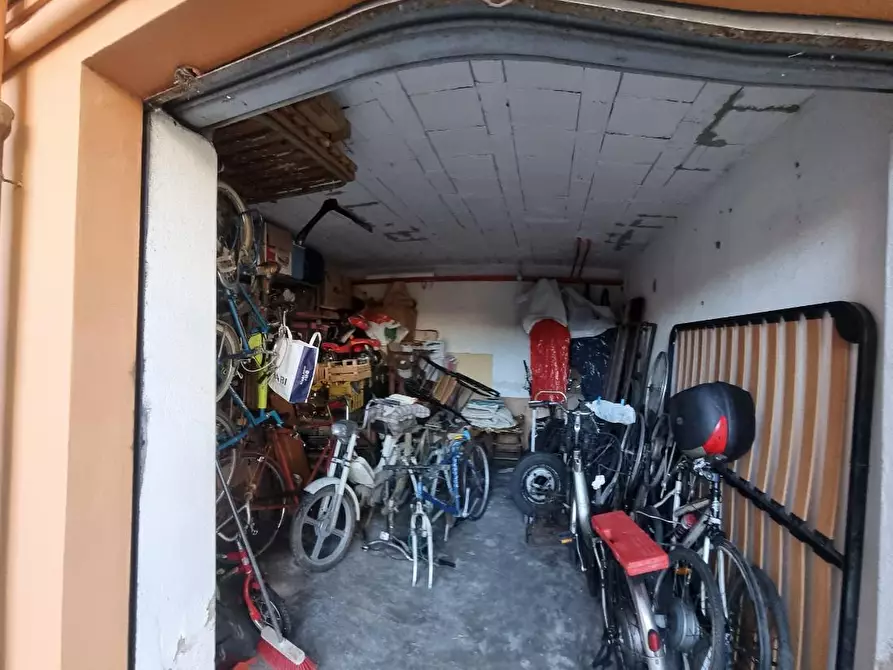 Immagine 2 di Garage in vendita  a Livorno