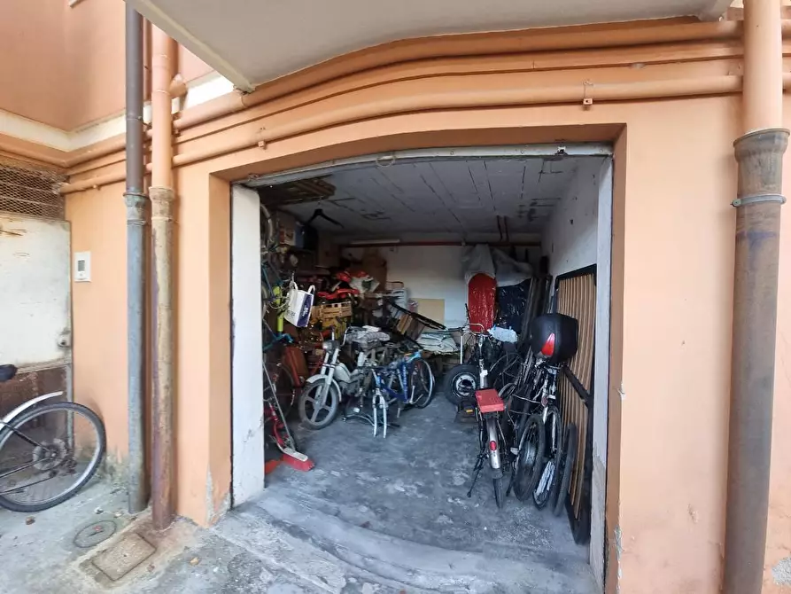 Immagine 4 di Garage in vendita  a Livorno