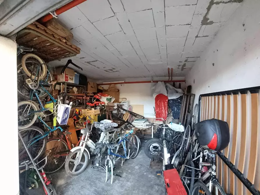 Immagine 5 di Garage in vendita  a Livorno