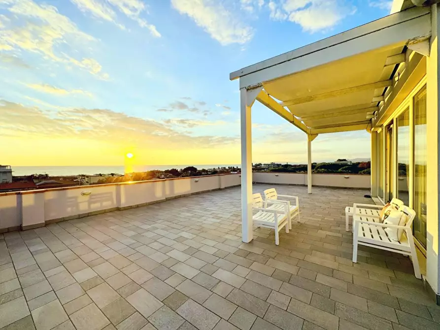 Immagine 1 di Mansarda in vendita  a Camaiore