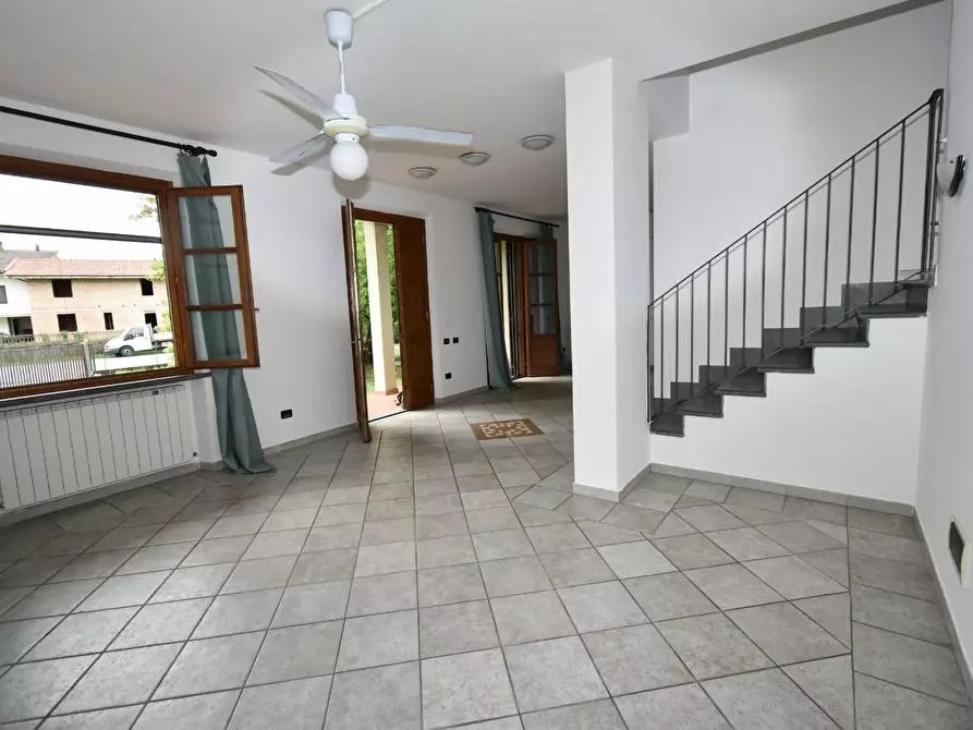 Immagine 2 di Villa in vendita  a Vecchiano