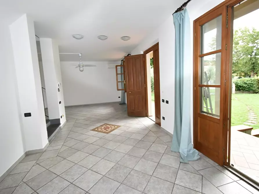 Immagine 11 di Villa in vendita  a Vecchiano