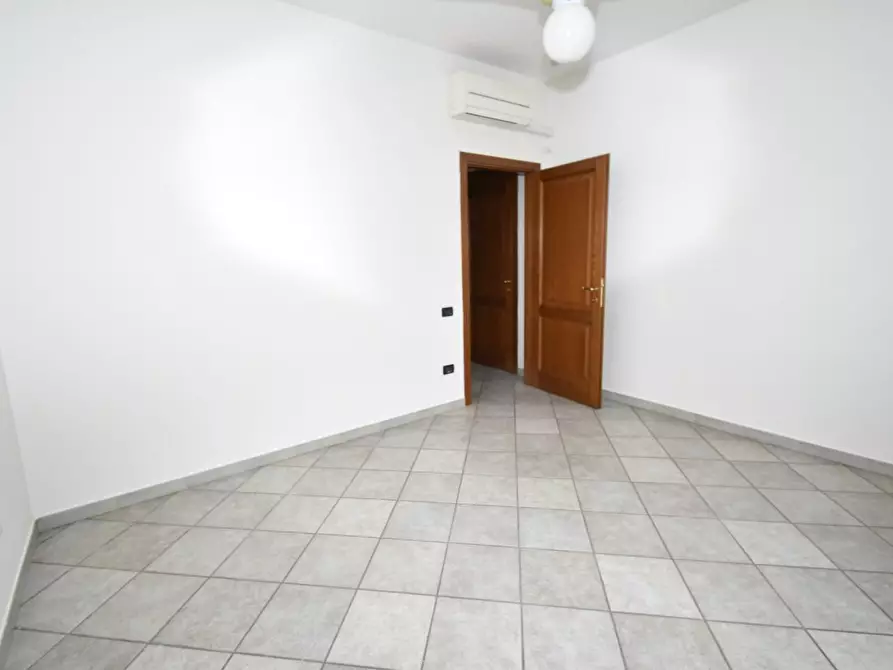 Immagine 22 di Villa in vendita  a Vecchiano