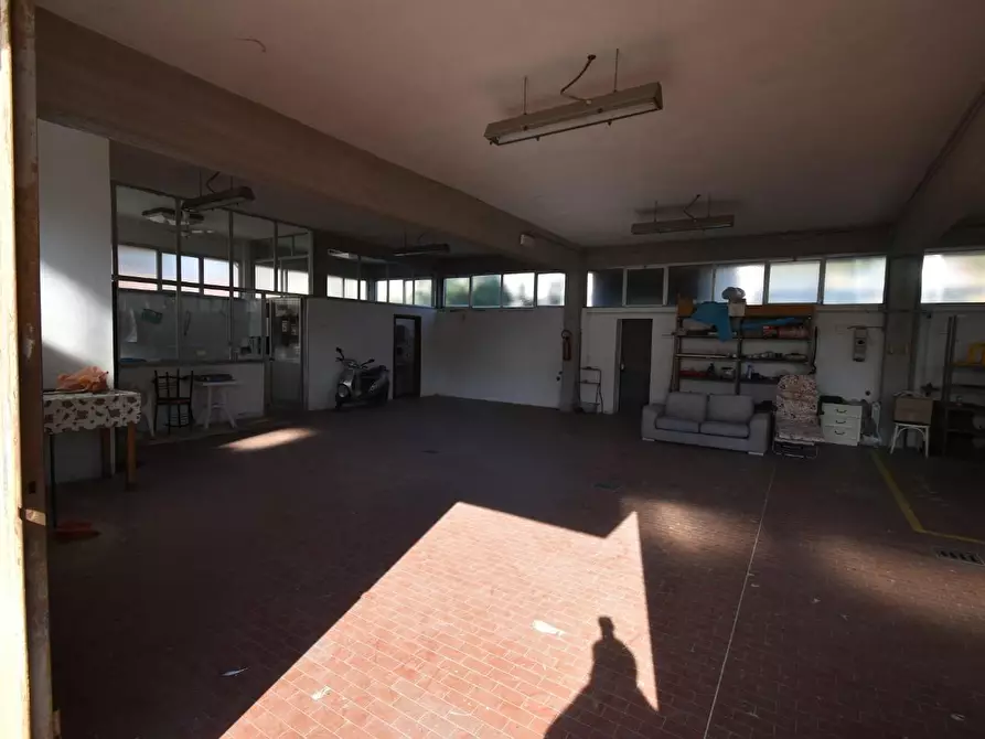 Immagine 6 di Locale commerciale in affitto  a San Giuliano Terme