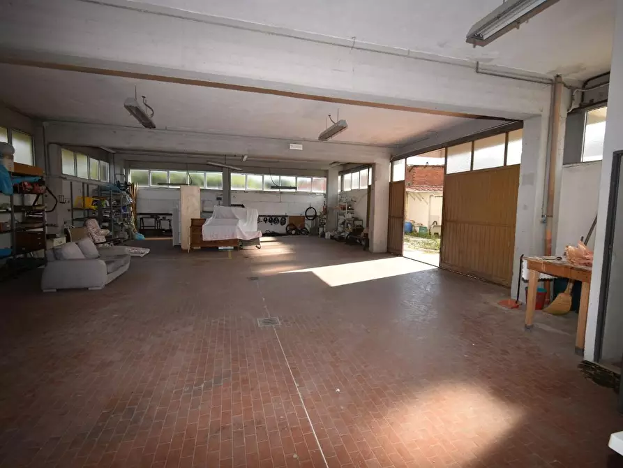 Immagine 2 di Locale commerciale in affitto  a San Giuliano Terme