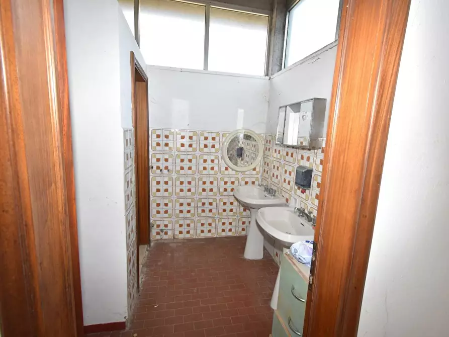 Immagine 4 di Locale commerciale in affitto  a San Giuliano Terme