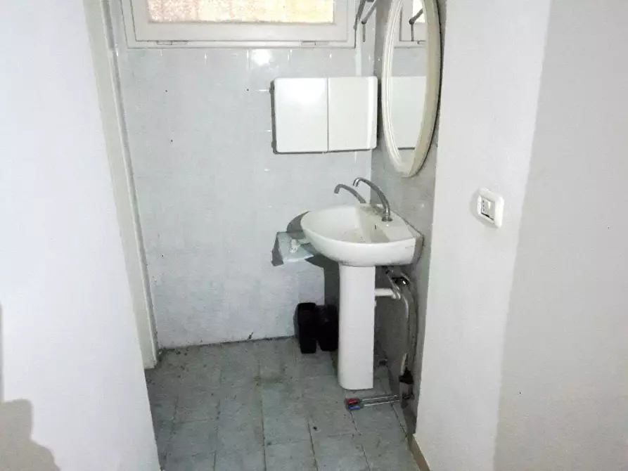 Immagine 9 di Locale commerciale in vendita  a Rosignano Marittimo