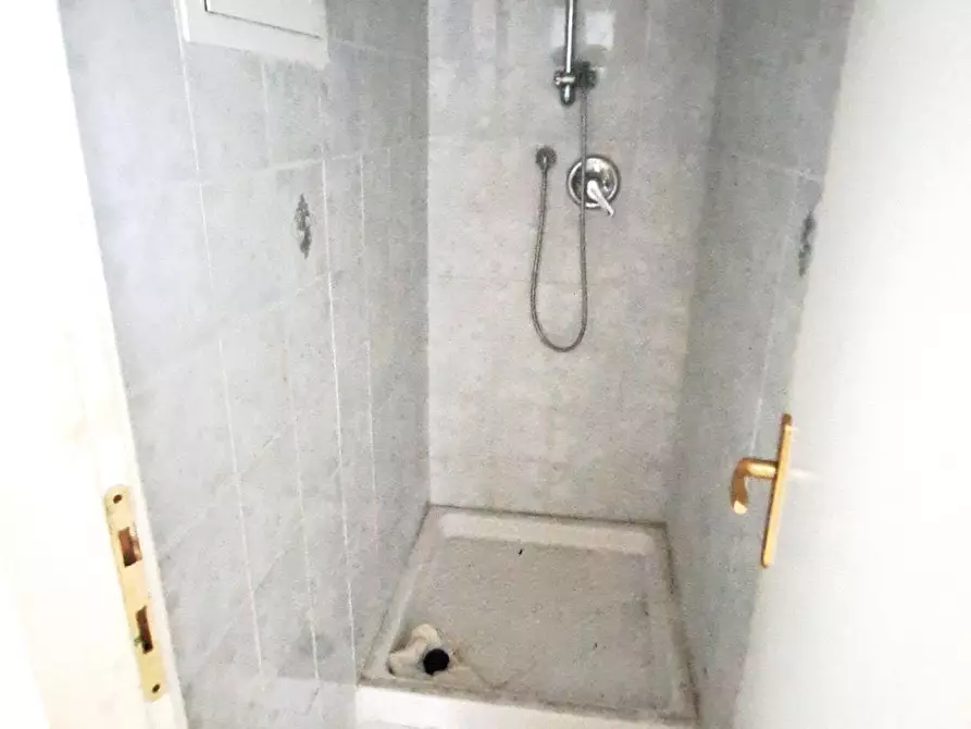 Immagine 11 di Locale commerciale in vendita  a Rosignano Marittimo