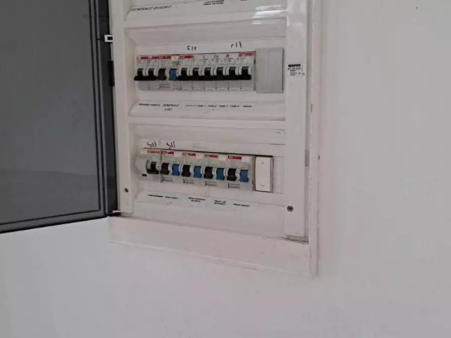 Immagine 14 di Locale commerciale in vendita  a Rosignano Marittimo