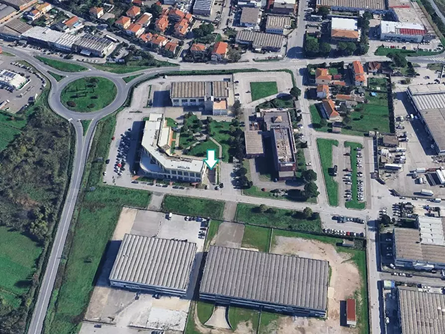 Immagine 2 di Garage in vendita  a Cascina