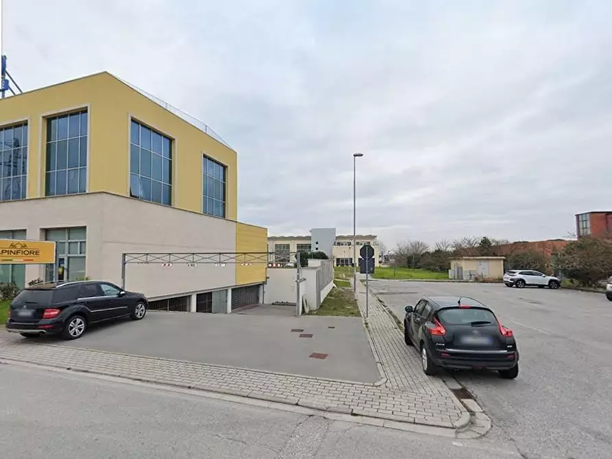 Immagine 1 di Garage in vendita  a Cascina