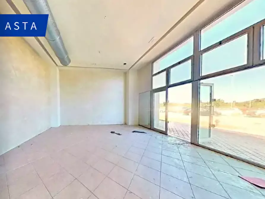 Immagine 2 di Negozio in vendita  a Cascina