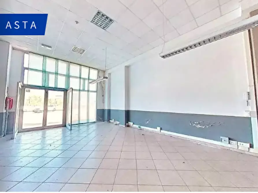 Immagine 2 di Negozio in vendita  a Cascina