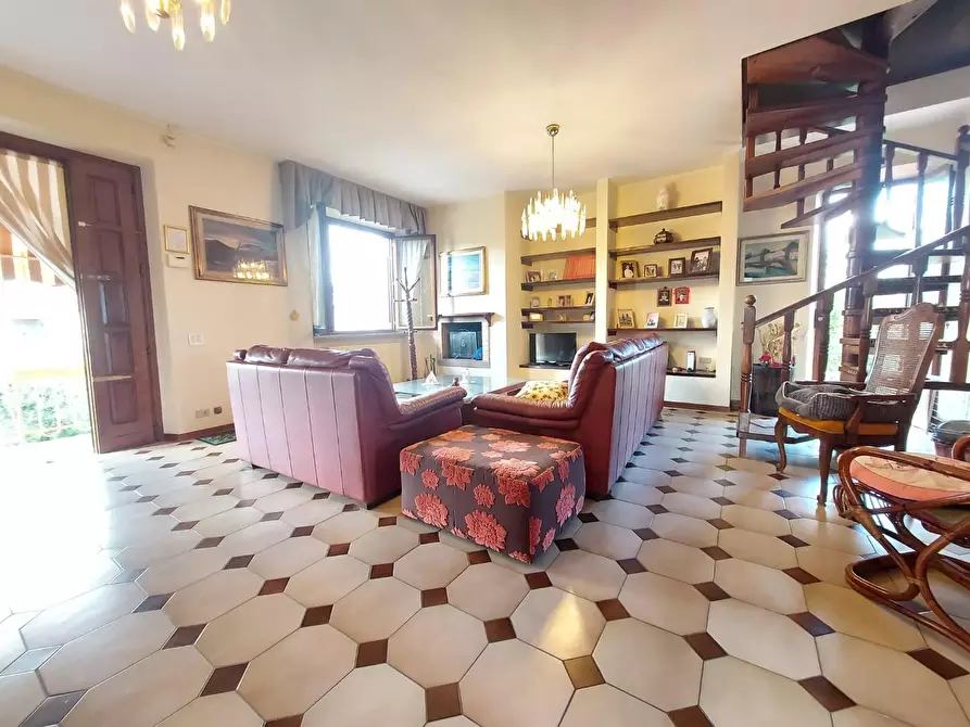 Immagine 5 di Villa in vendita  a Lucca