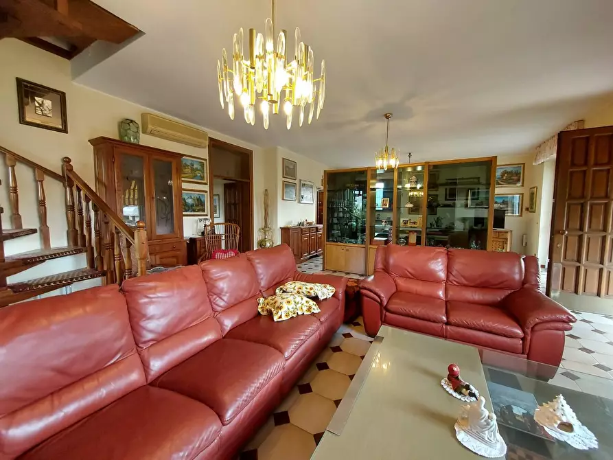 Immagine 3 di Villa in vendita  a Lucca