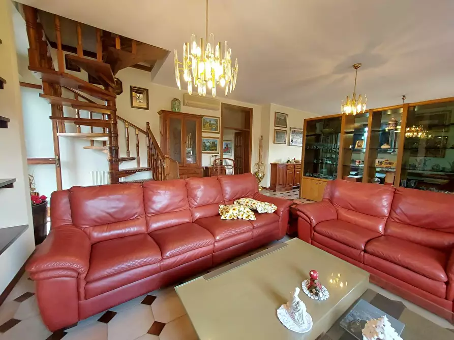 Immagine 6 di Villa in vendita  a Lucca