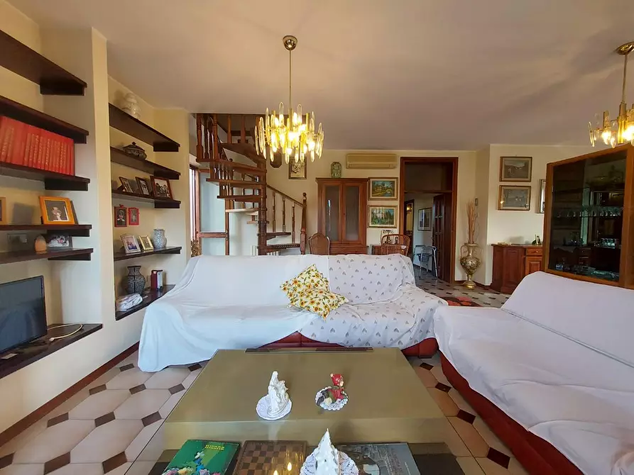 Immagine 11 di Villa in vendita  a Lucca