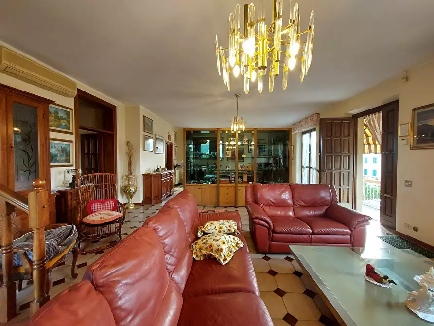 Immagine 4 di Villa in vendita  a Lucca
