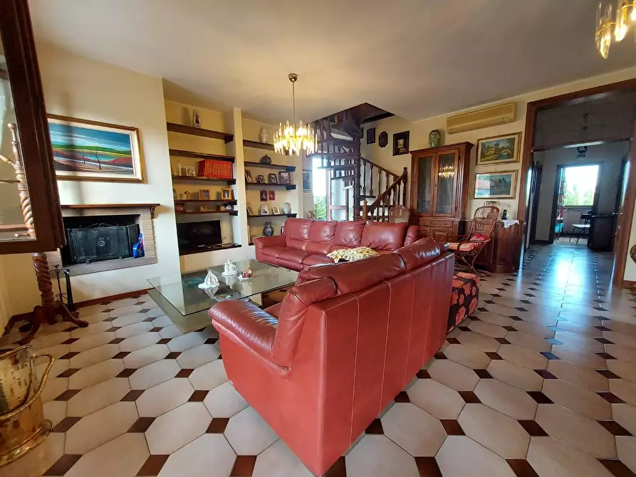 Immagine 2 di Villa in vendita  a Lucca