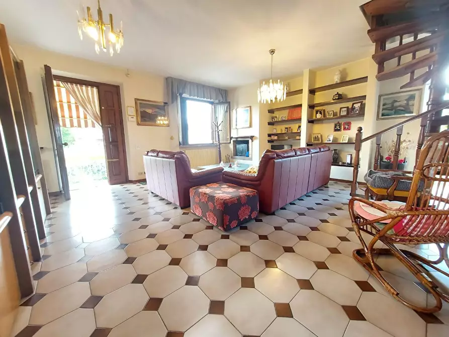 Immagine 1 di Villa in vendita  a Lucca