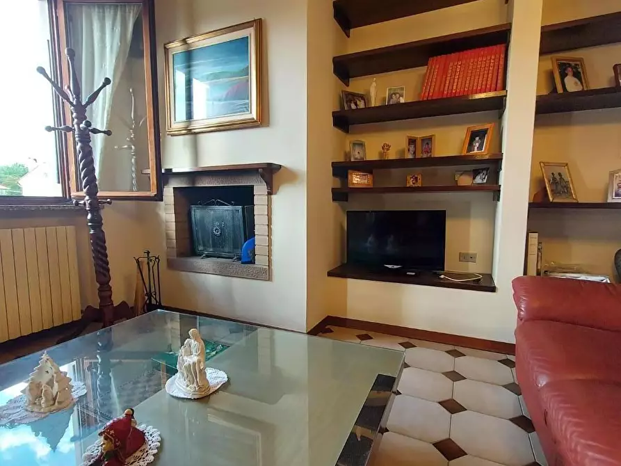 Immagine 8 di Villa in vendita  a Lucca