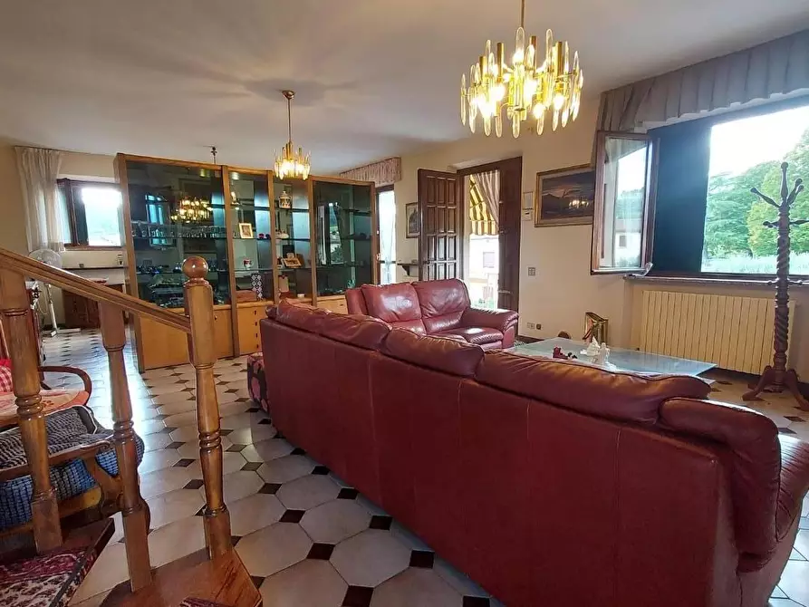 Immagine 7 di Villa in vendita  a Lucca