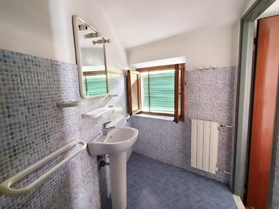 Immagine 10 di Appartamento in vendita  a Lucca