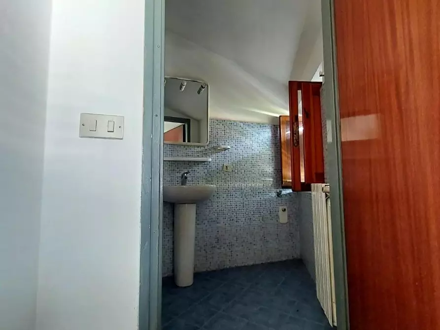 Immagine 11 di Appartamento in vendita  a Lucca