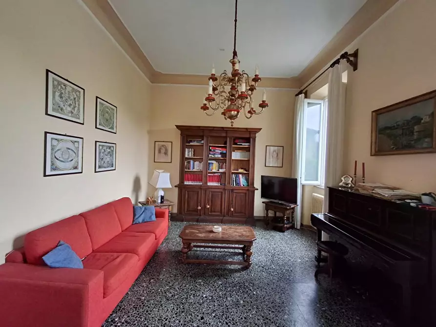 Immagine 2 di Villa in vendita  a Lucca