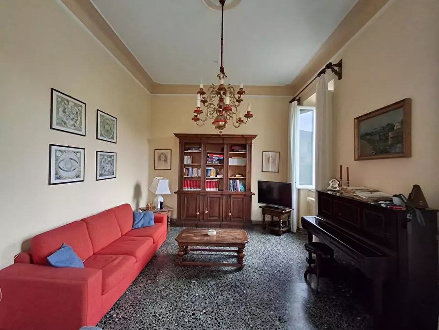 Immagine 1 di Villa in vendita  a Lucca