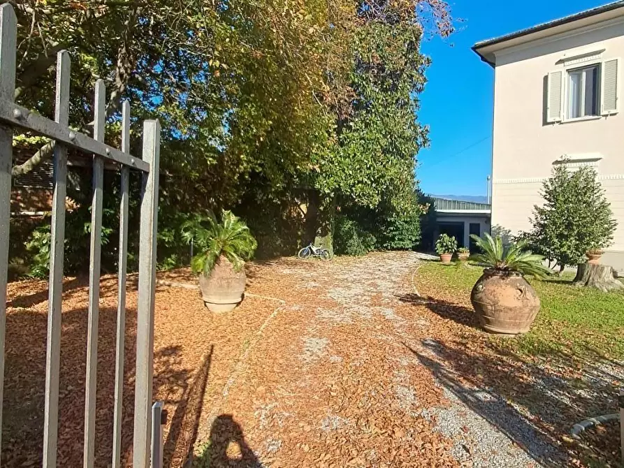 Immagine 2 di Villa in vendita  a Lucca