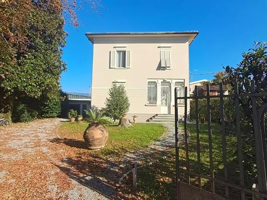 Immagine 31 di Villa in vendita  a Lucca
