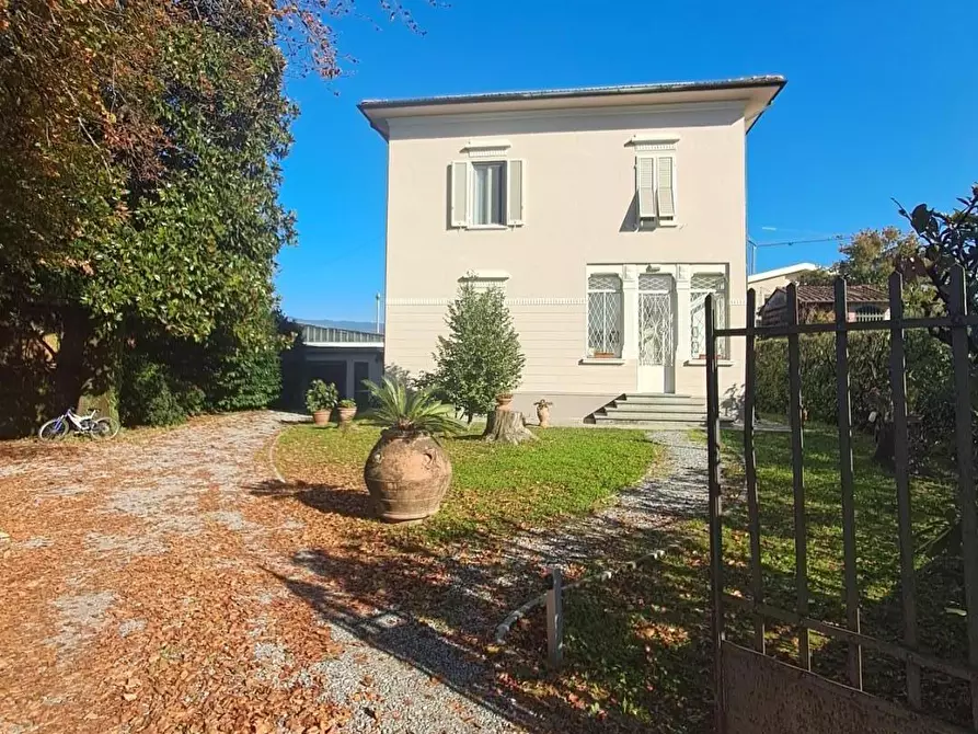 Immagine 30 di Villa in vendita  a Lucca