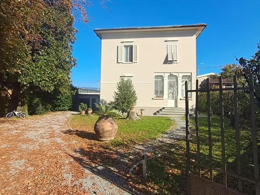 Immagine 1 di Villa in vendita  a Lucca