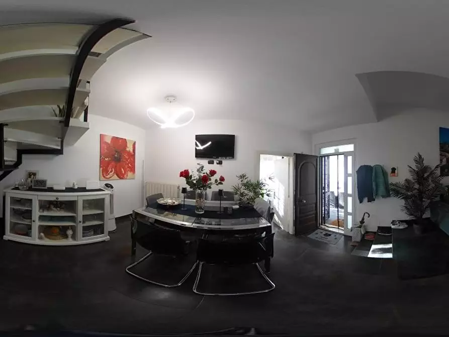 Immagine 1 di Villa in vendita  a Montignoso