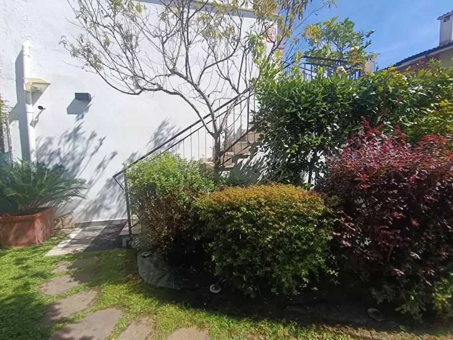 Immagine 5 di Villa in vendita  a Montignoso